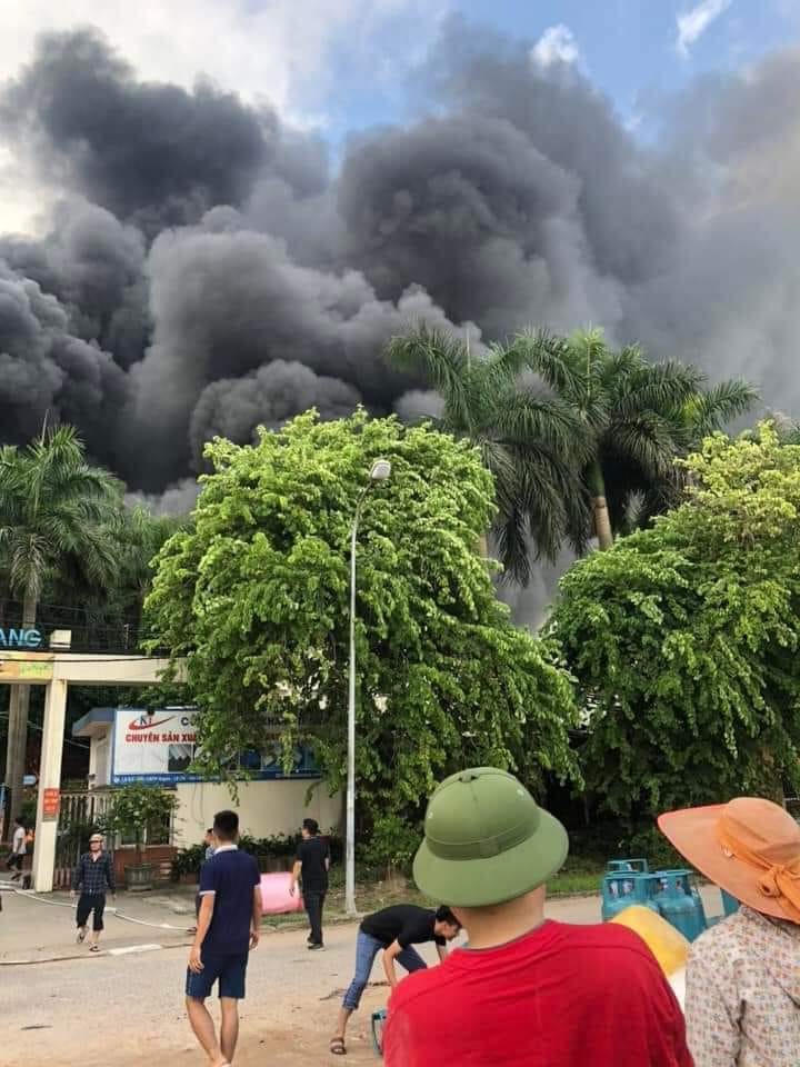 Cháy ở Gia Lâm, cột khói đen ngòm phủ kín một góc trời 