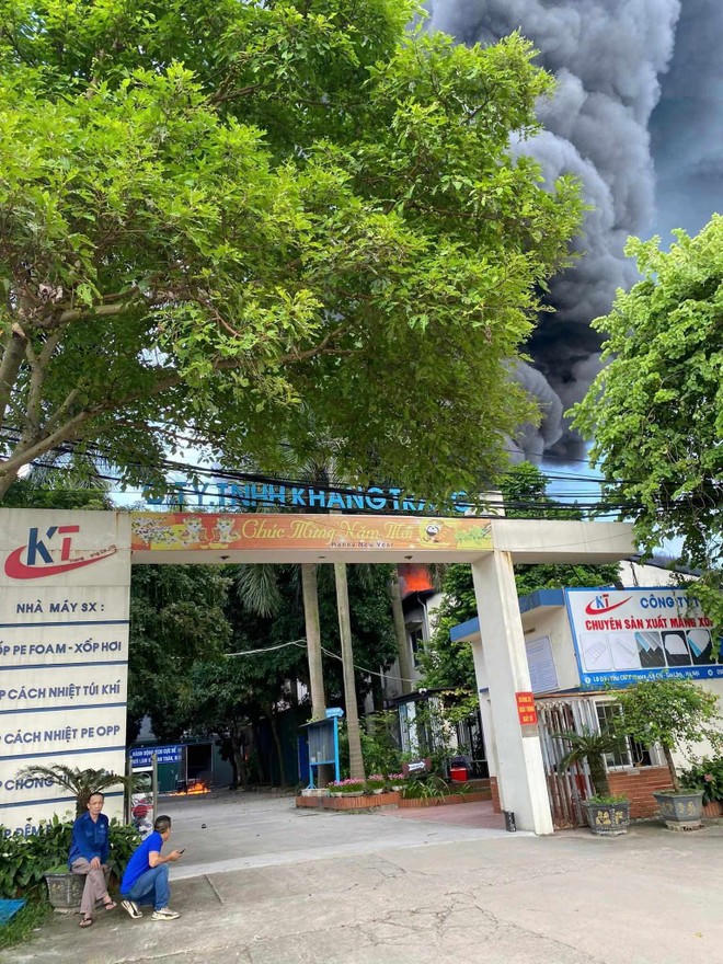 Cháy ở Gia Lâm, cột khói đen ngòm phủ kín một góc trời 