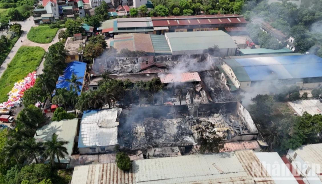 Cháy ở Gia Lâm, cột khói đen ngòm phủ kín một góc trời 