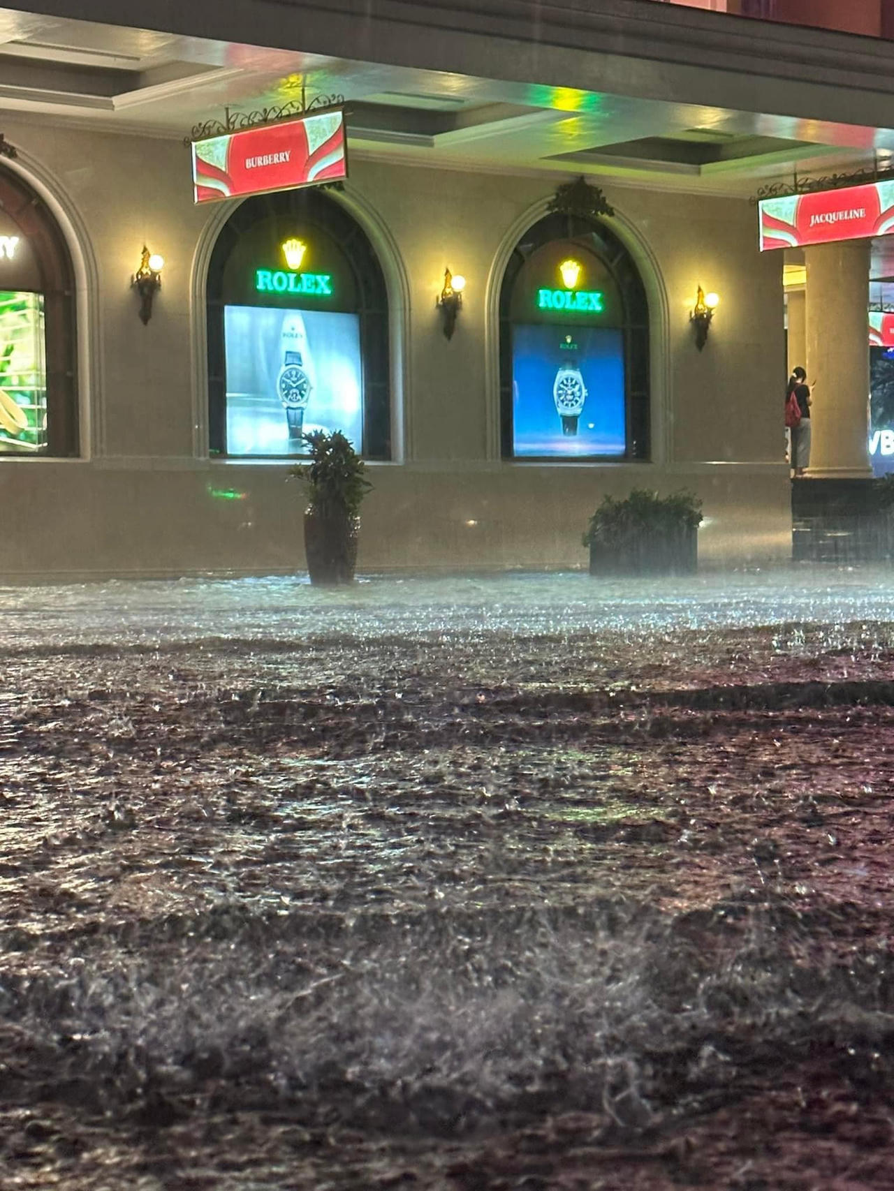 Mưa lớn giờ tan tầm, Hà Nội bỗng chốc thành sông