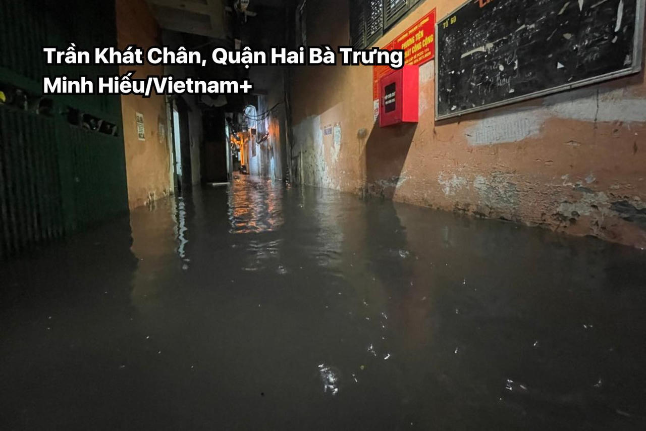 Mưa lớn giờ tan tầm, Hà Nội bỗng chốc thành sông