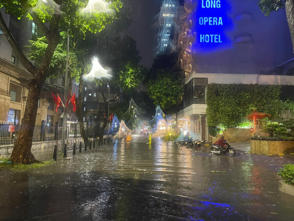 Mưa lớn giờ tan tầm, Hà Nội bỗng chốc thành sông