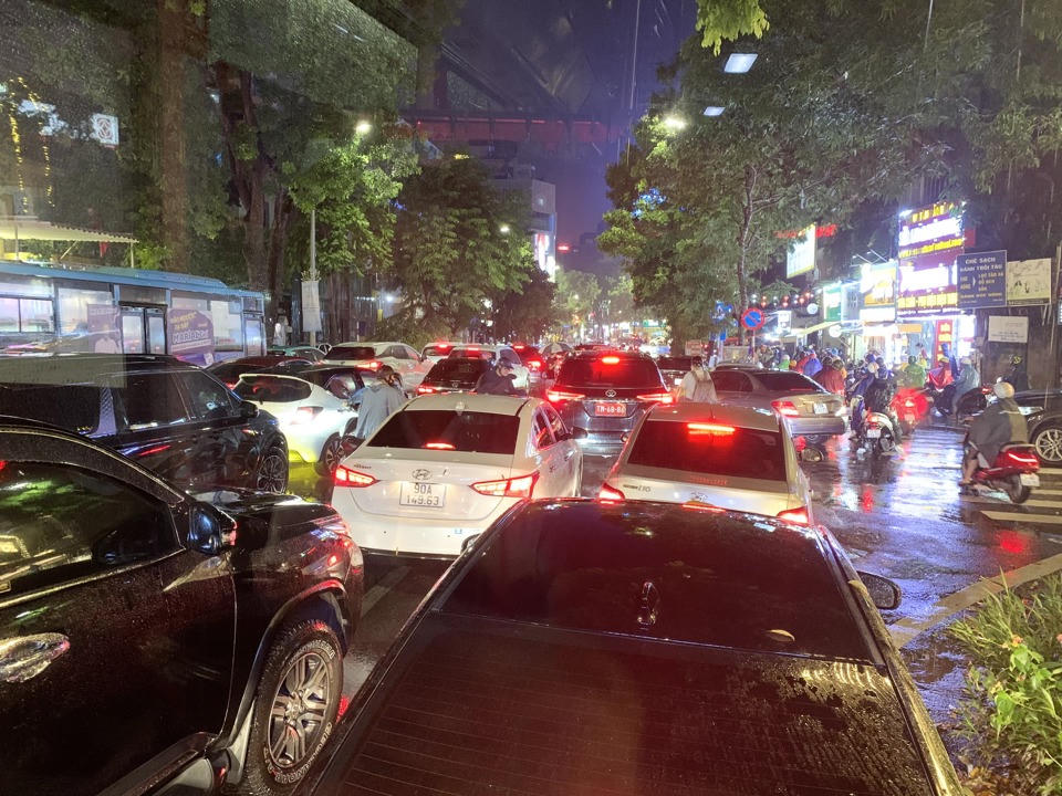 Mưa lớn giờ tan tầm, Hà Nội bỗng chốc thành sông