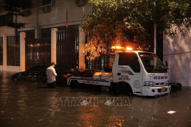 Mưa lớn giờ tan tầm, Hà Nội bỗng chốc thành sông
