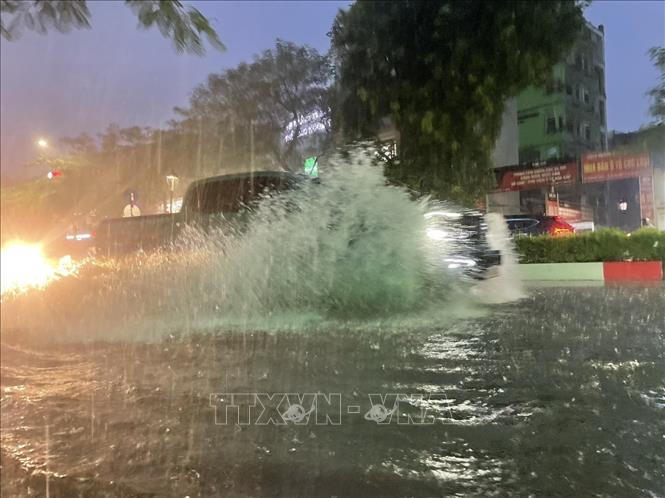 Mưa lớn giờ tan tầm, Hà Nội bỗng chốc thành sông