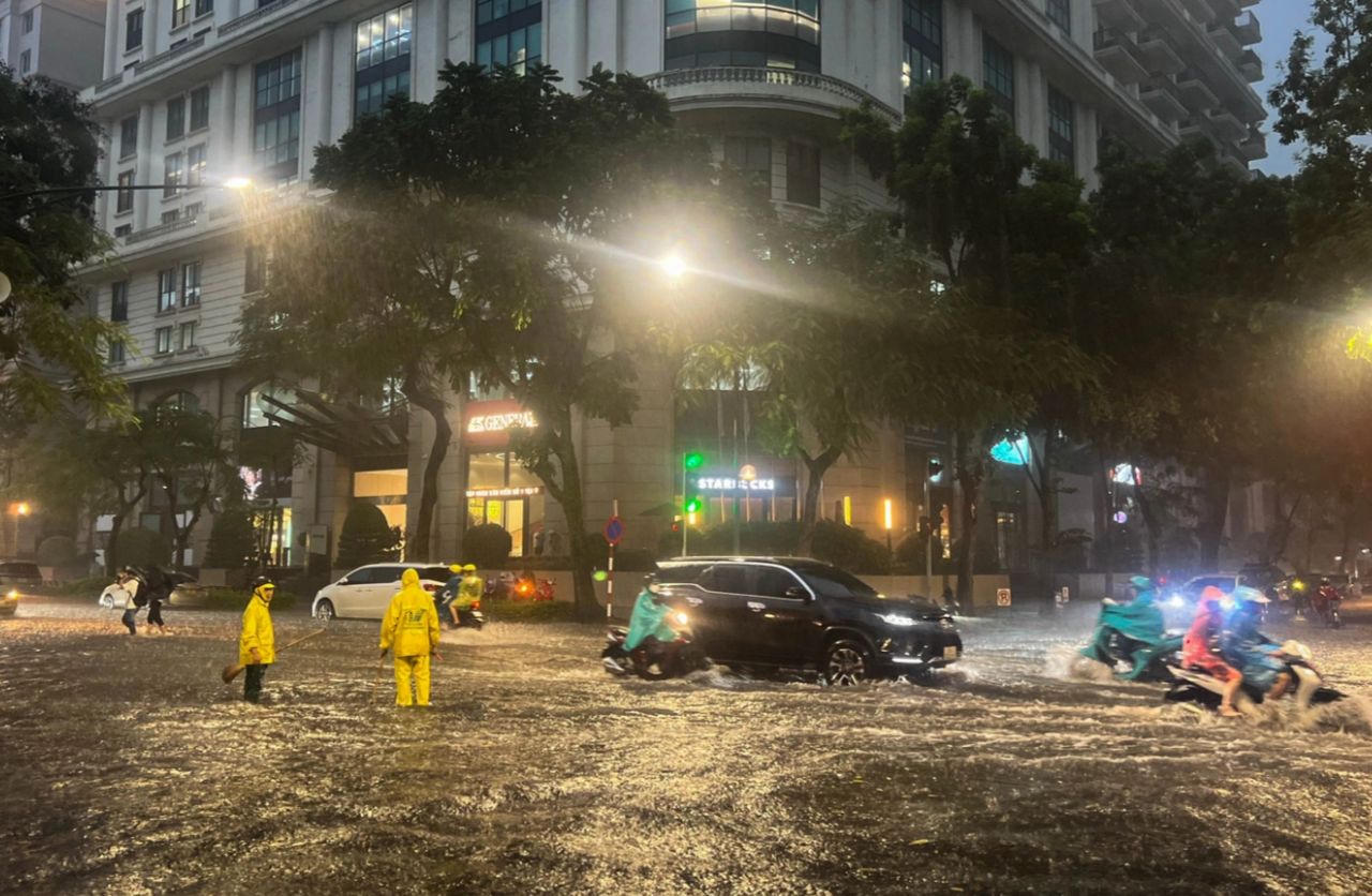 Mưa lớn giờ tan tầm, Hà Nội bỗng chốc thành sông