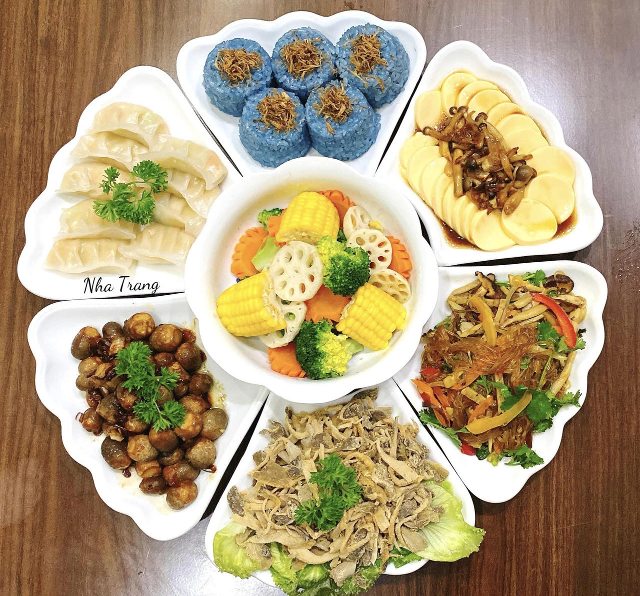 Thi nhau 'khoe' mâm cỗ Rằm tháng 7 