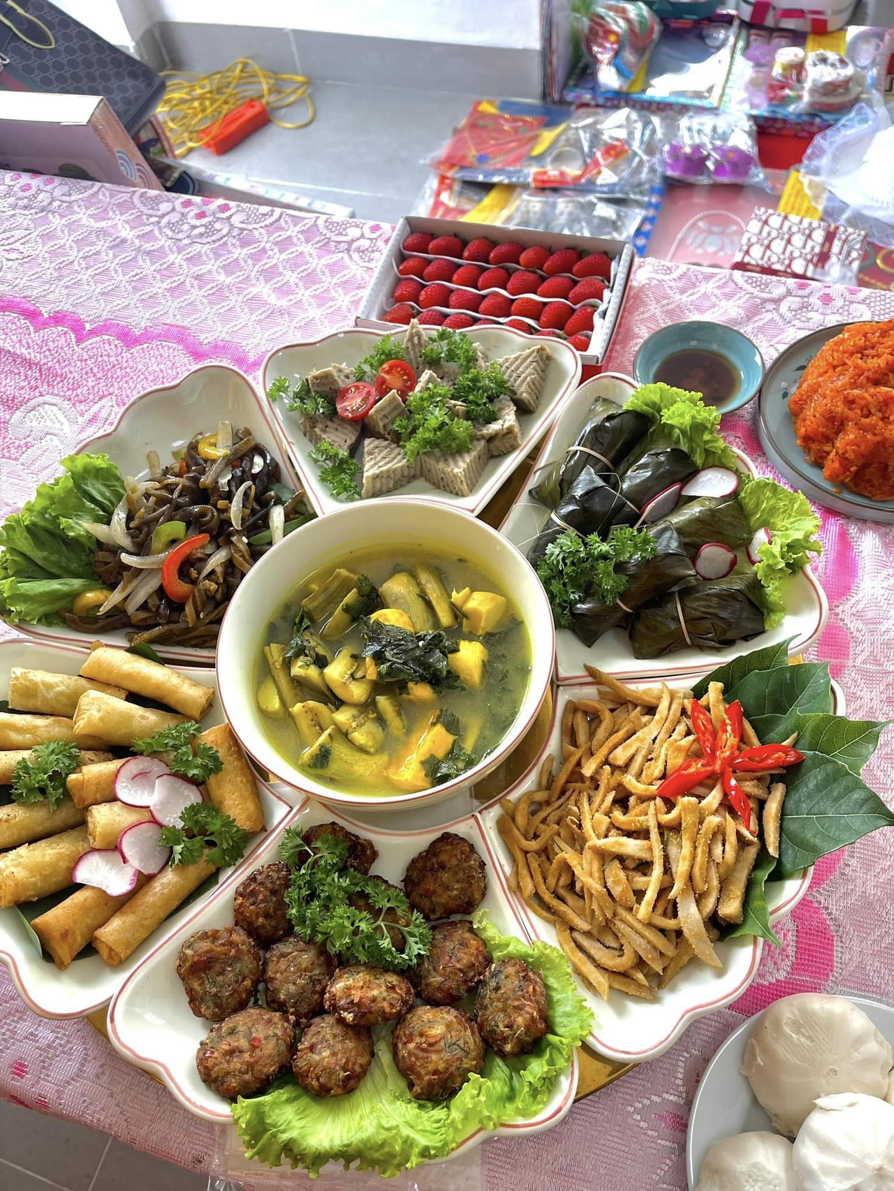 Thi nhau 'khoe' mâm cỗ Rằm tháng 7 