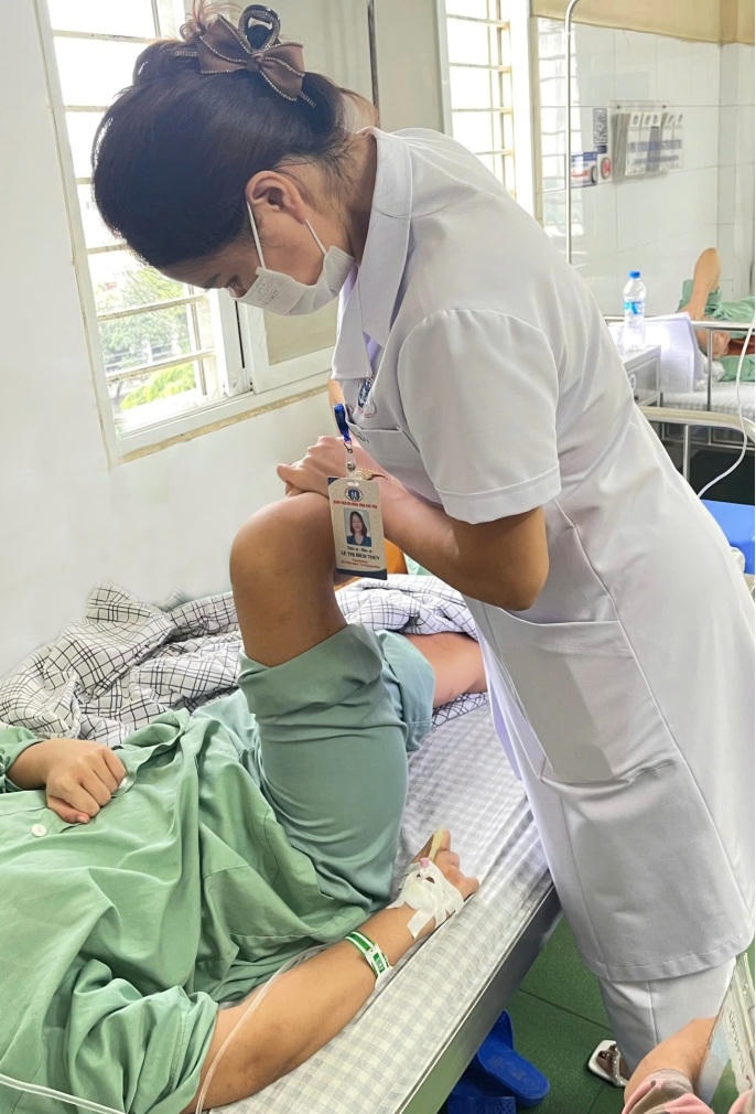 Thiếu nữ 16 tuổi liệt 2 chân sau khi hút 15 quả bóng cười