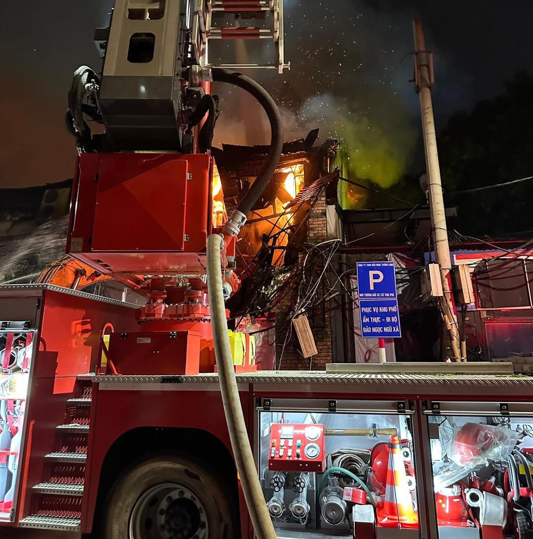 Lửa bốc cháy ngùn ngụt đêm "tháng cô hồn" tại một quán bar trên phố Hà Nội