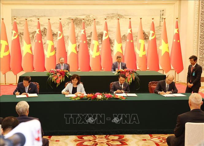 Tổng Bí thư, Chủ tịch nước Việt Nam và Trung Quốc chứng kiến Lễ ký các văn kiện hợp tác giữa hai nước