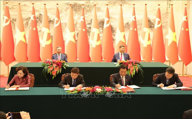 Tổng Bí thư, Chủ tịch nước Việt Nam và Trung Quốc chứng kiến Lễ ký các văn kiện hợp tác giữa hai nước