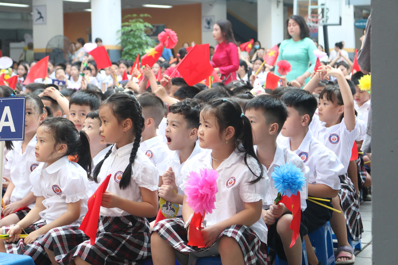 Thủ đô rực rỡ cờ hoa trong ngày lễ Khai giảng