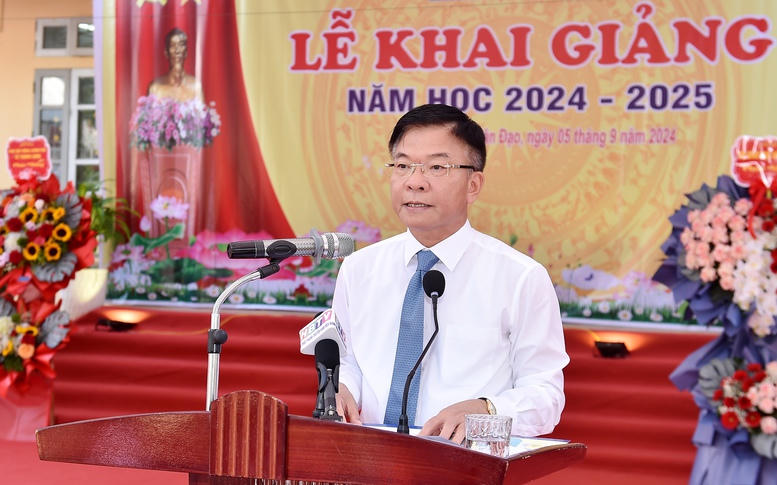 Phó Thủ tướng Lê Thành Long dự khai giảng, trao học bổng cho học sinh tỉnh Hòa Bình