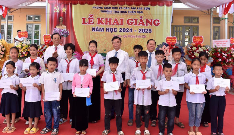 Phó Thủ tướng Lê Thành Long dự khai giảng, trao học bổng cho học sinh tỉnh Hòa Bình