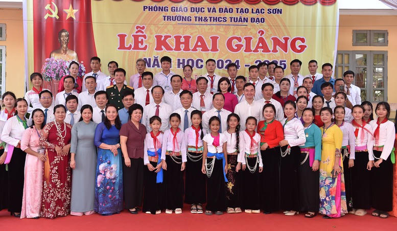 Phó Thủ tướng Lê Thành Long dự khai giảng, trao học bổng cho học sinh tỉnh Hòa Bình