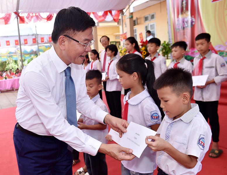 Phó Thủ tướng Lê Thành Long dự khai giảng, trao học bổng cho học sinh tỉnh Hòa Bình