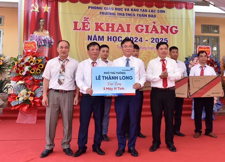 Phó Thủ tướng Lê Thành Long dự khai giảng, trao học bổng cho học sinh tỉnh Hòa Bình