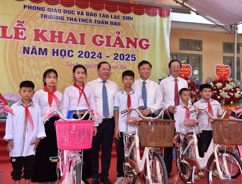 Phó Thủ tướng Lê Thành Long dự khai giảng, trao học bổng cho học sinh tỉnh Hòa Bình