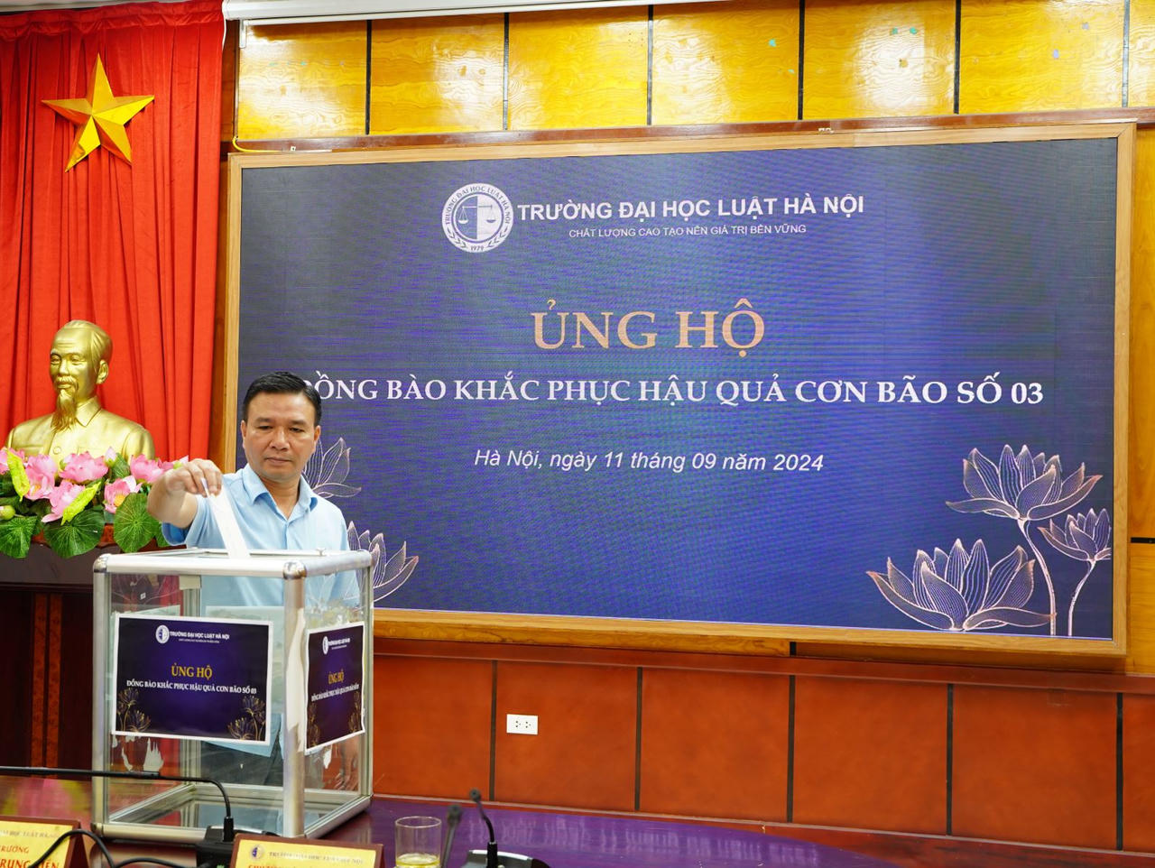 Hiệu trưởng cùng viên chức, người lao động Trường Đại học Luật Hà Nội ủng hộ đồng bào khắc phục hậu quả bão số 3