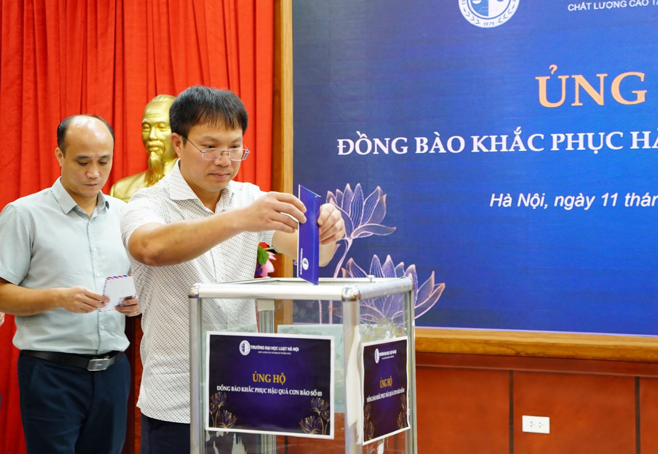 Hiệu trưởng cùng viên chức, người lao động Trường Đại học Luật Hà Nội ủng hộ đồng bào khắc phục hậu quả bão số 3