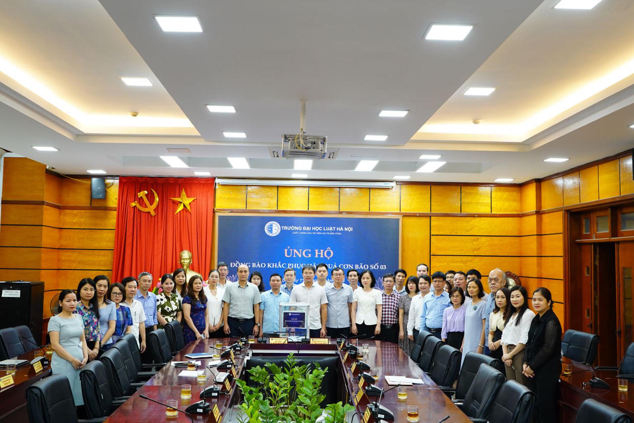 Hiệu trưởng cùng viên chức, người lao động Trường Đại học Luật Hà Nội ủng hộ đồng bào khắc phục hậu quả bão số 3