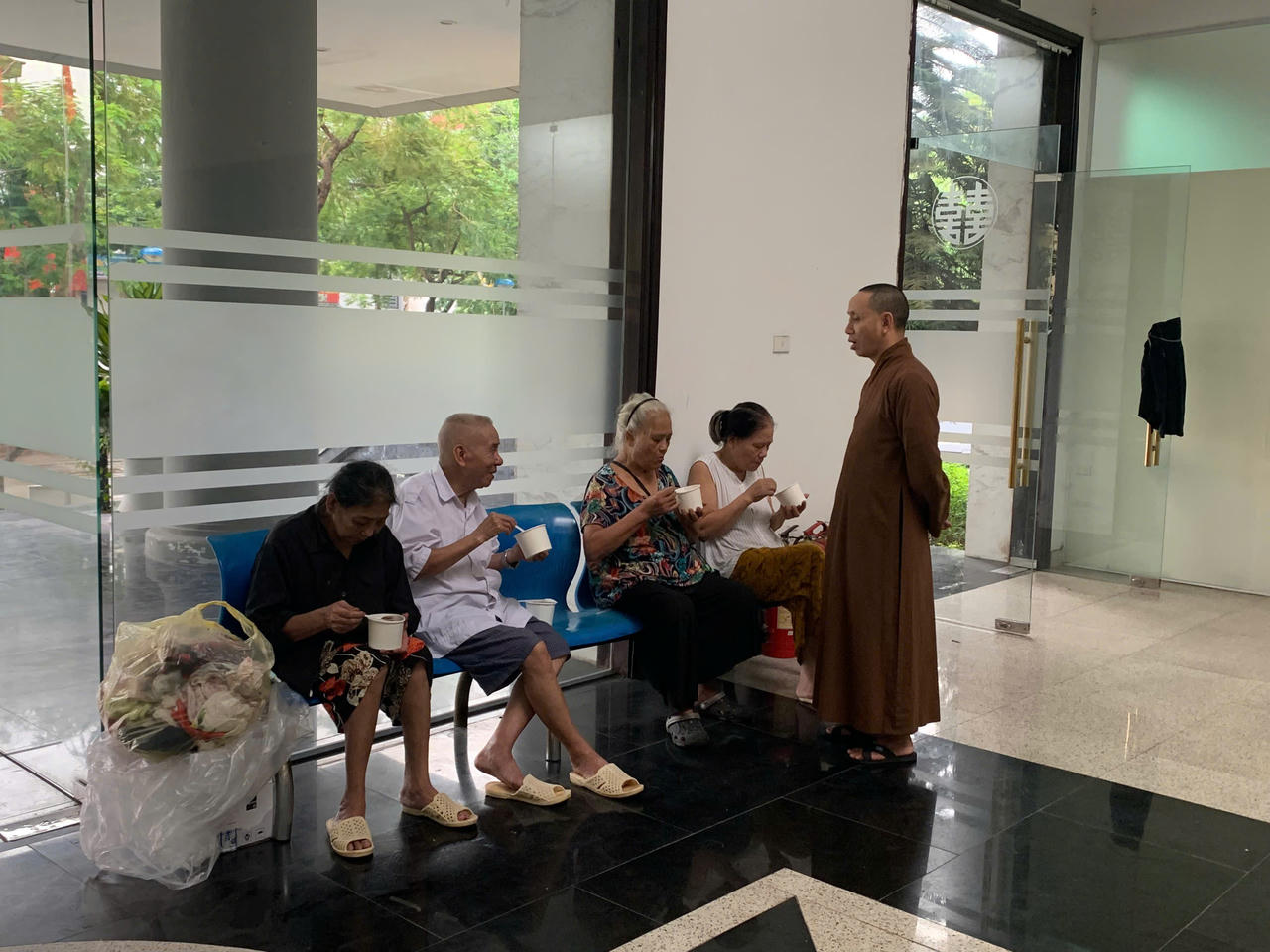 Ấm lòng ngày lũ