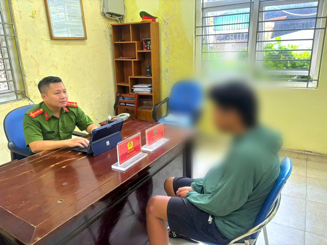 Công an triệu tập 3 đối tượng chặn đường học sinh để 'trấn lột'