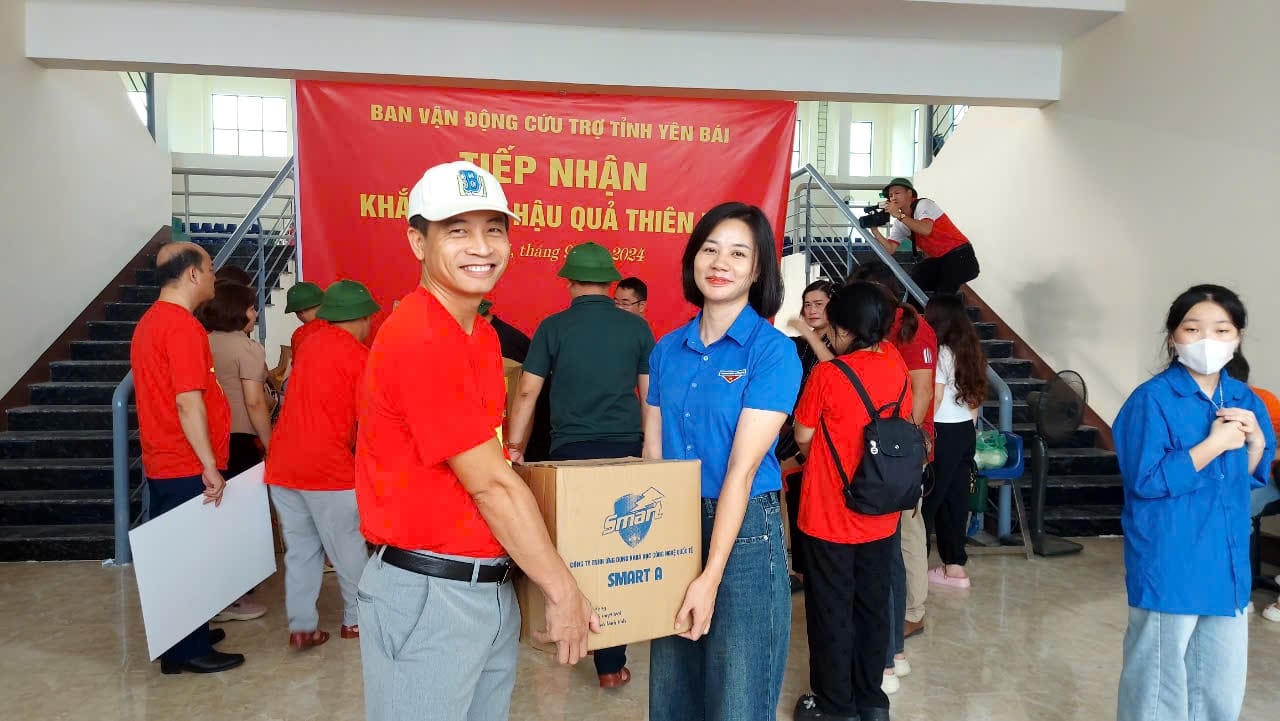 Báo Pháp luật Việt Nam trao quà hỗ trợ người dân Yên Bái