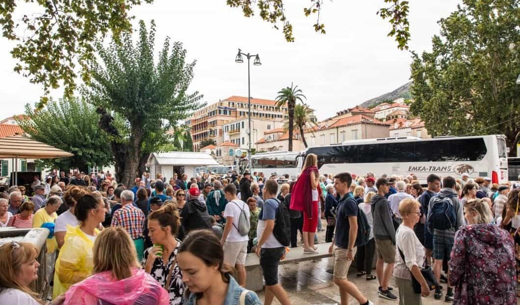 Thấy gì từ hiện tượng du lịch quốc tế quá tải?