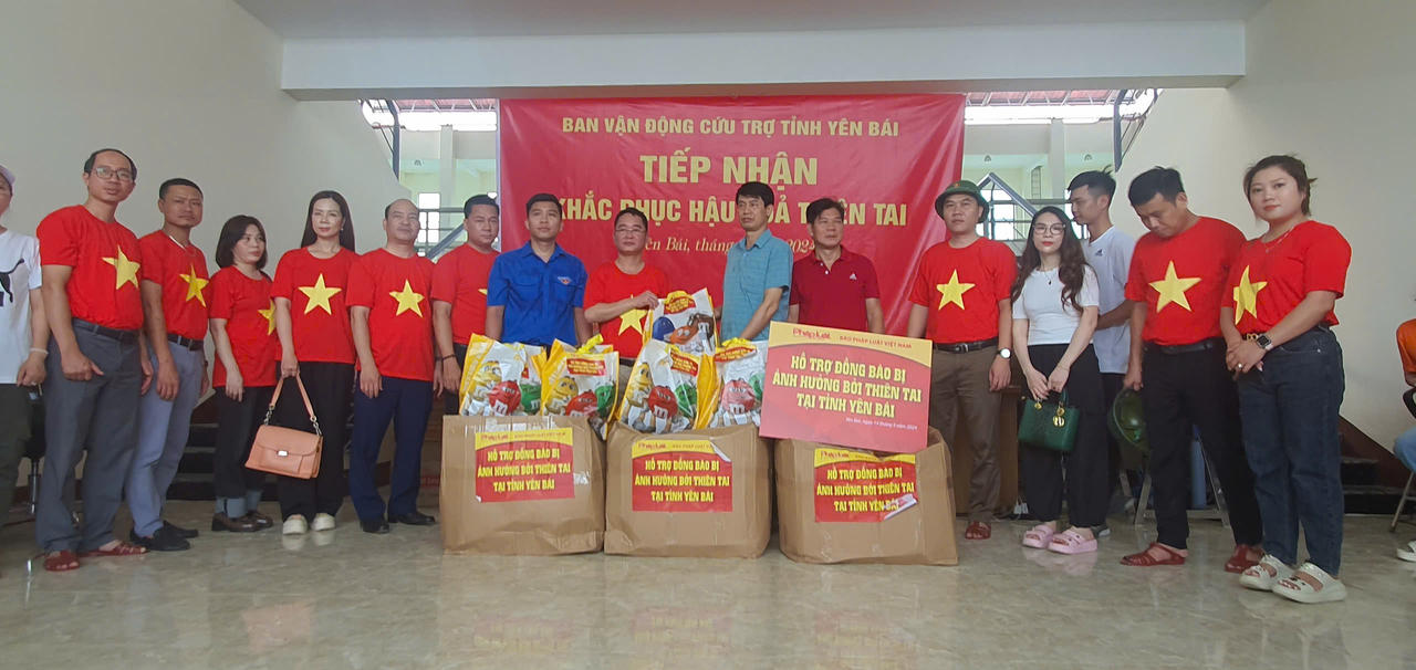 Báo Pháp luật Việt Nam trao quà hỗ trợ người dân Yên Bái