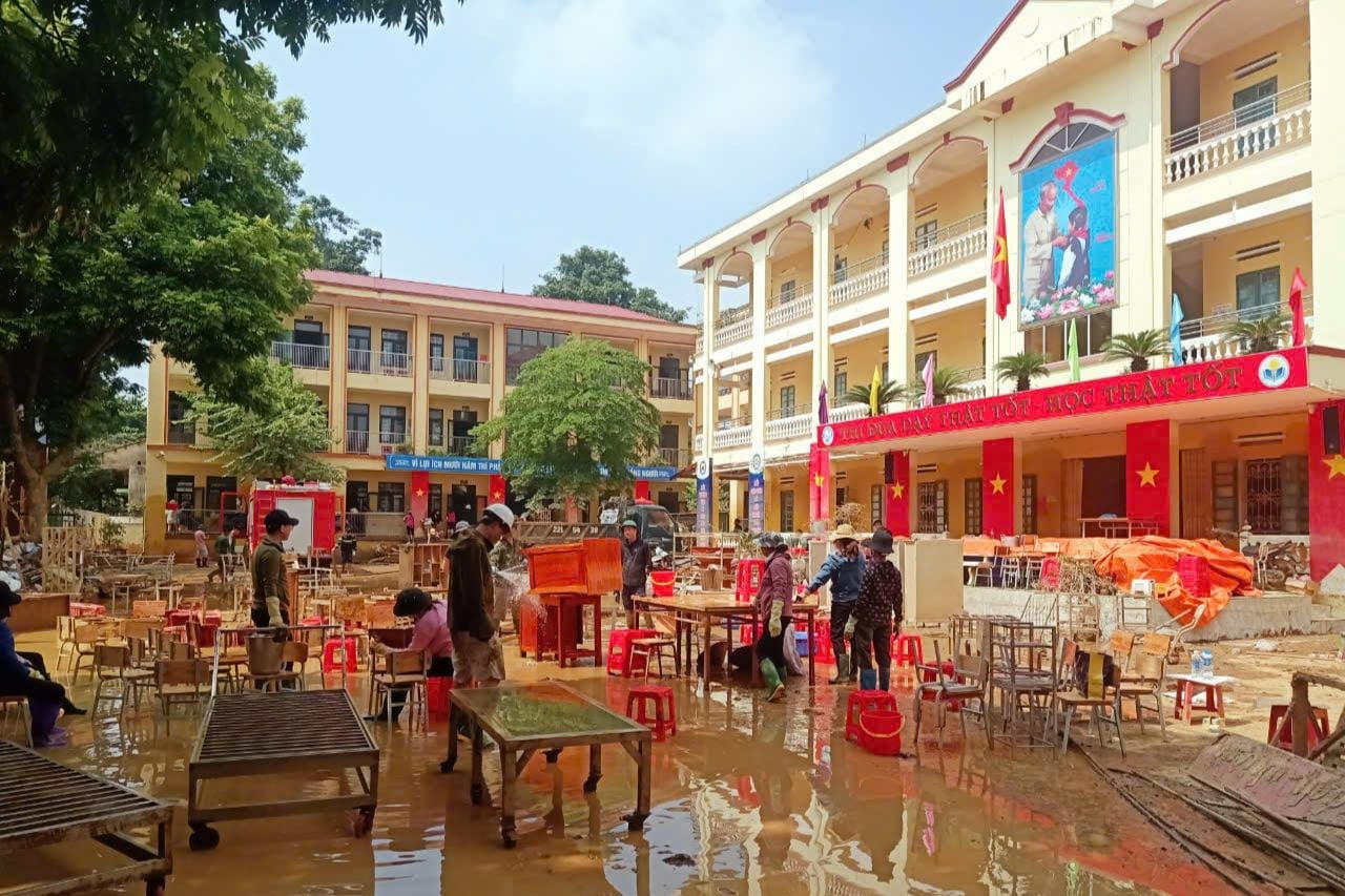 Thầy cô giáo ở Sa Pa đến tận nhà đón học sinh đến trường