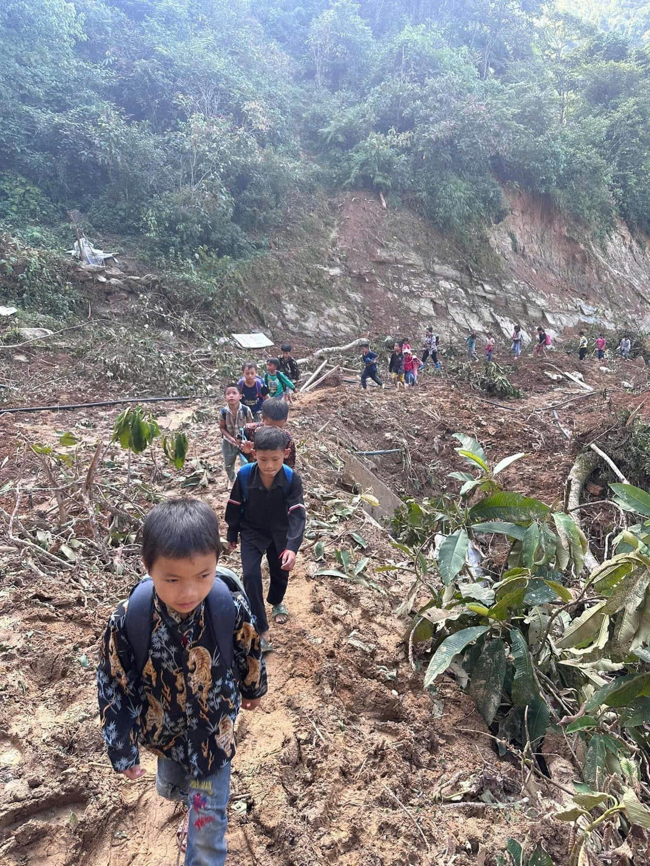 Thầy cô giáo ở Sa Pa đến tận nhà đón học sinh đến trường