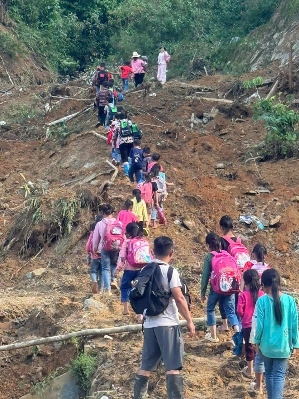 Thầy cô giáo ở Sa Pa đến tận nhà đón học sinh đến trường