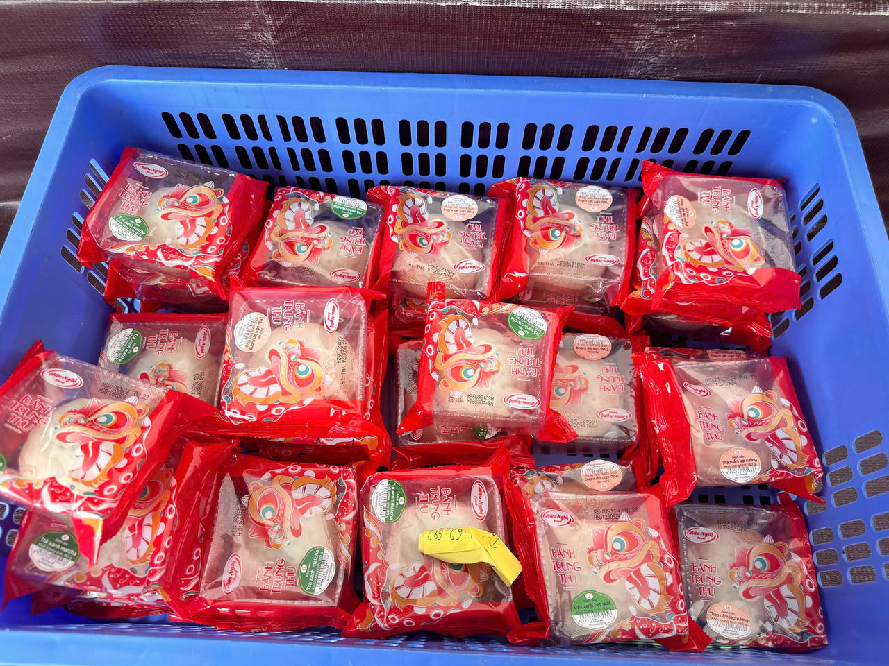 Tiểu thương Hà Nội 'dài cổ' chờ khách mua bánh trung thu 'đại hạ giá'