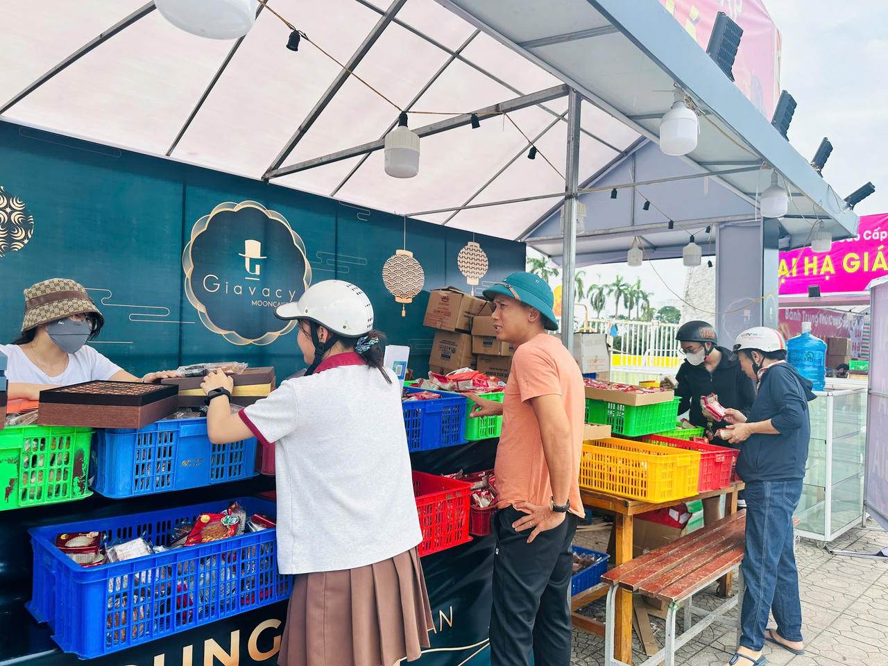 Tiểu thương Hà Nội 'dài cổ' chờ khách mua bánh trung thu 'đại hạ giá'