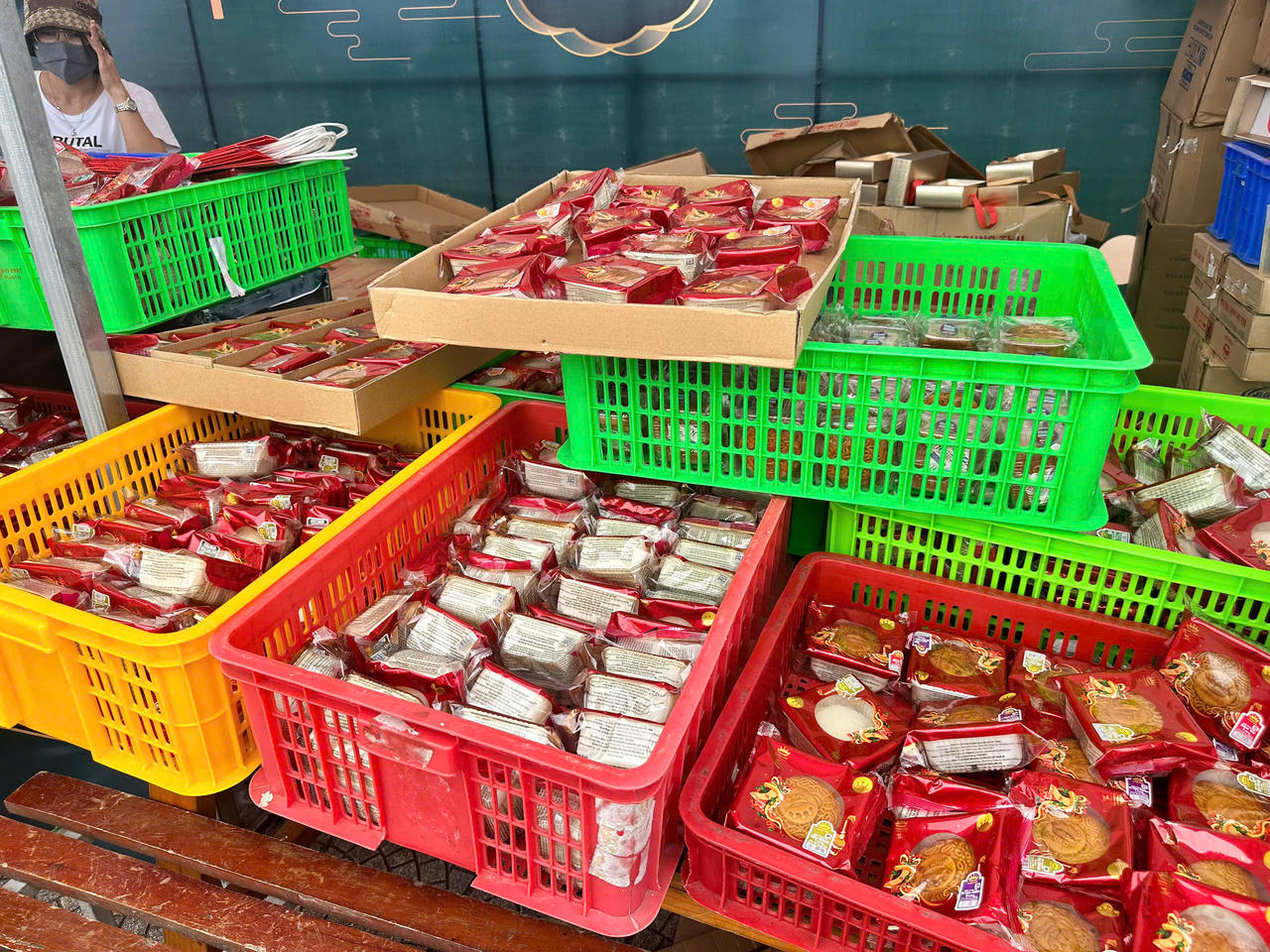 Tiểu thương Hà Nội 'dài cổ' chờ khách mua bánh trung thu 'đại hạ giá'