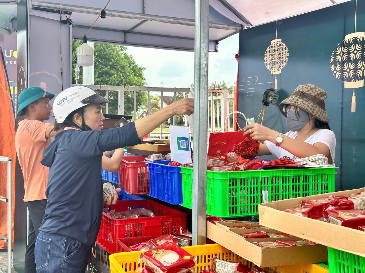 Tiểu thương Hà Nội 'dài cổ' chờ khách mua bánh trung thu 'đại hạ giá'