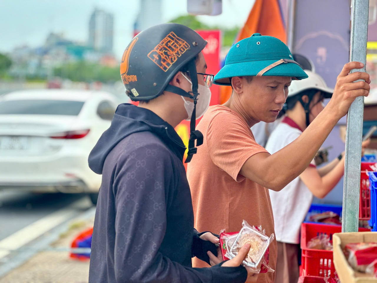 Tiểu thương Hà Nội 'dài cổ' chờ khách mua bánh trung thu 'đại hạ giá'