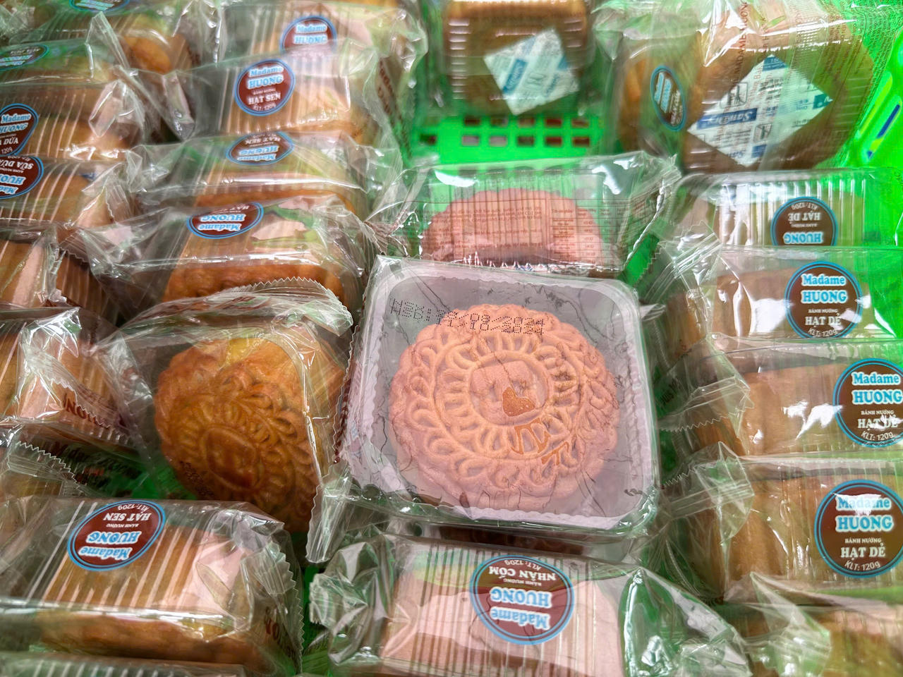 Tiểu thương Hà Nội 'dài cổ' chờ khách mua bánh trung thu 'đại hạ giá'