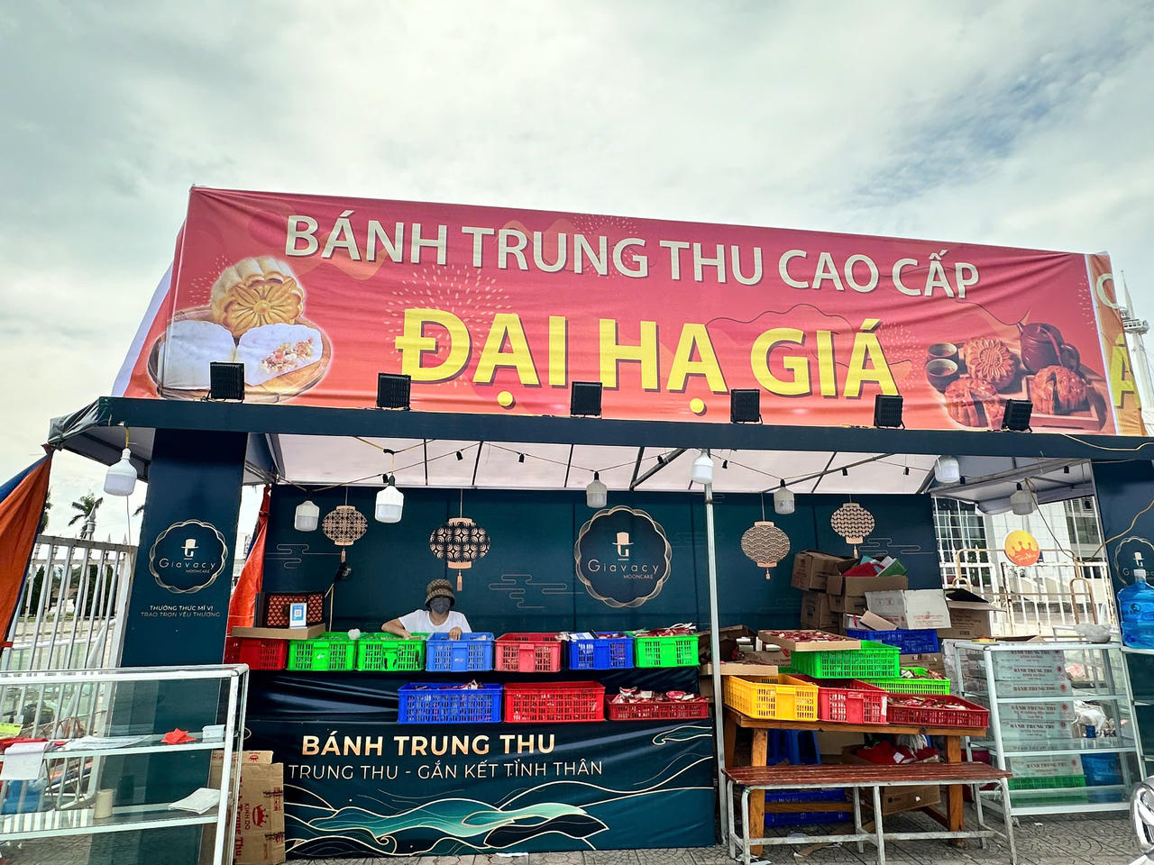 Tiểu thương Hà Nội 'dài cổ' chờ khách mua bánh trung thu 'đại hạ giá'