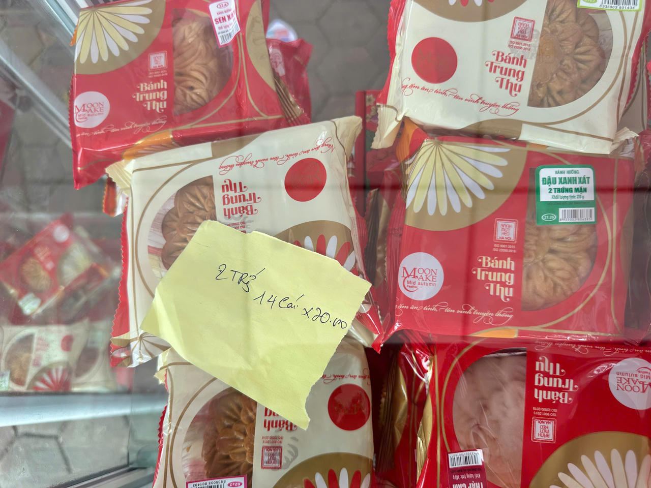 Tiểu thương Hà Nội 'dài cổ' chờ khách mua bánh trung thu 'đại hạ giá'