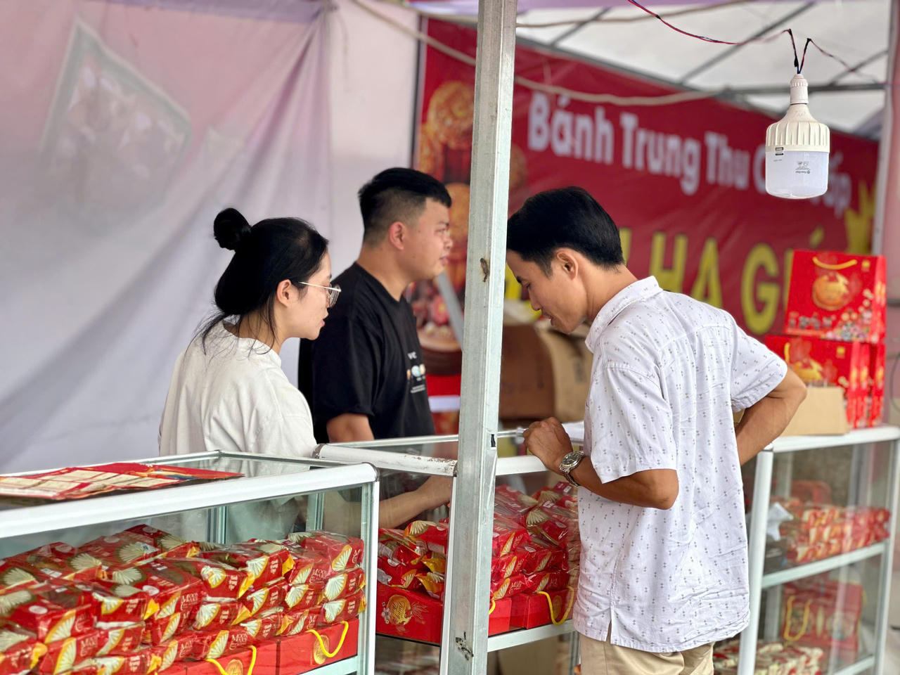 Tiểu thương Hà Nội 'dài cổ' chờ khách mua bánh trung thu 'đại hạ giá'