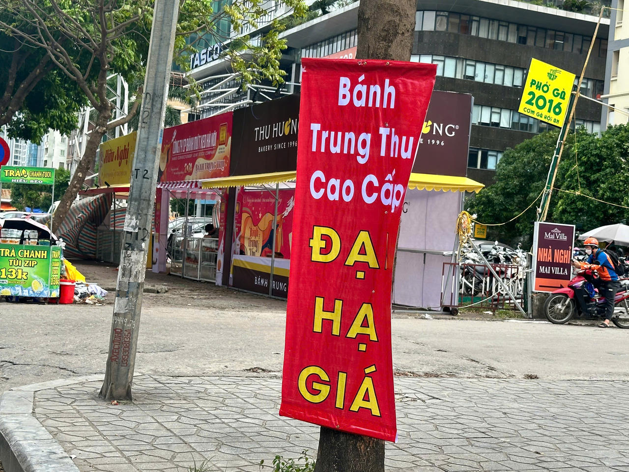 Tiểu thương Hà Nội 'dài cổ' chờ khách mua bánh trung thu 'đại hạ giá'