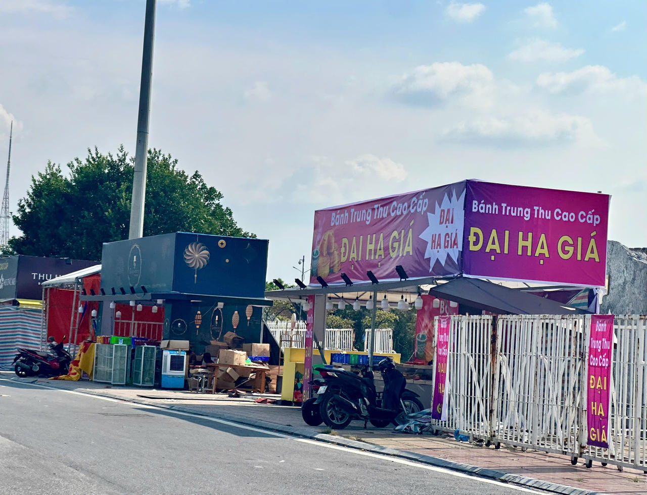 Tiểu thương Hà Nội 'dài cổ' chờ khách mua bánh trung thu 'đại hạ giá'