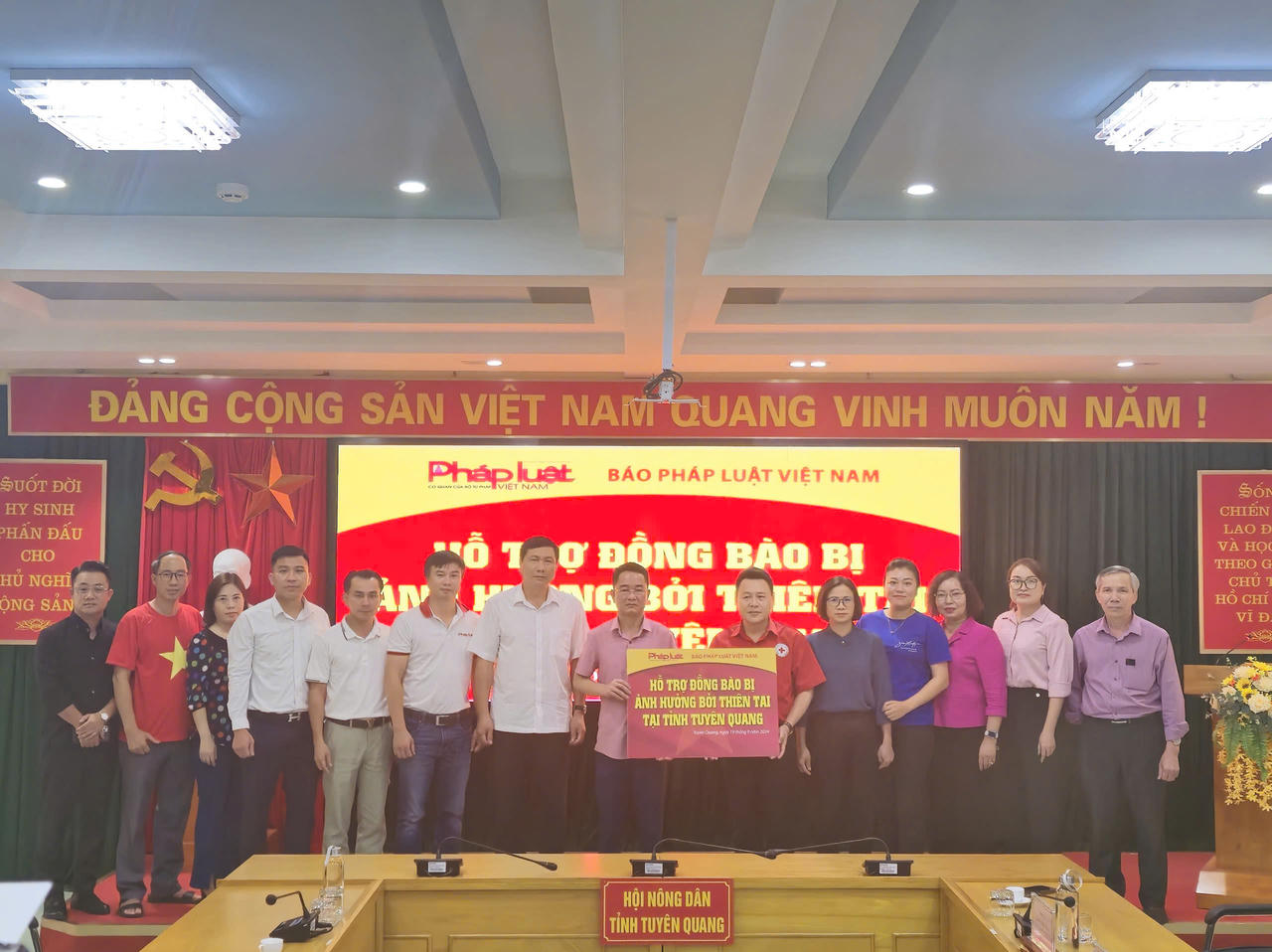 Thứ trưởng Bộ Tư pháp Nguyễn Thanh Tịnh thăm, động viên đồng bào tỉnh Tuyên Quang