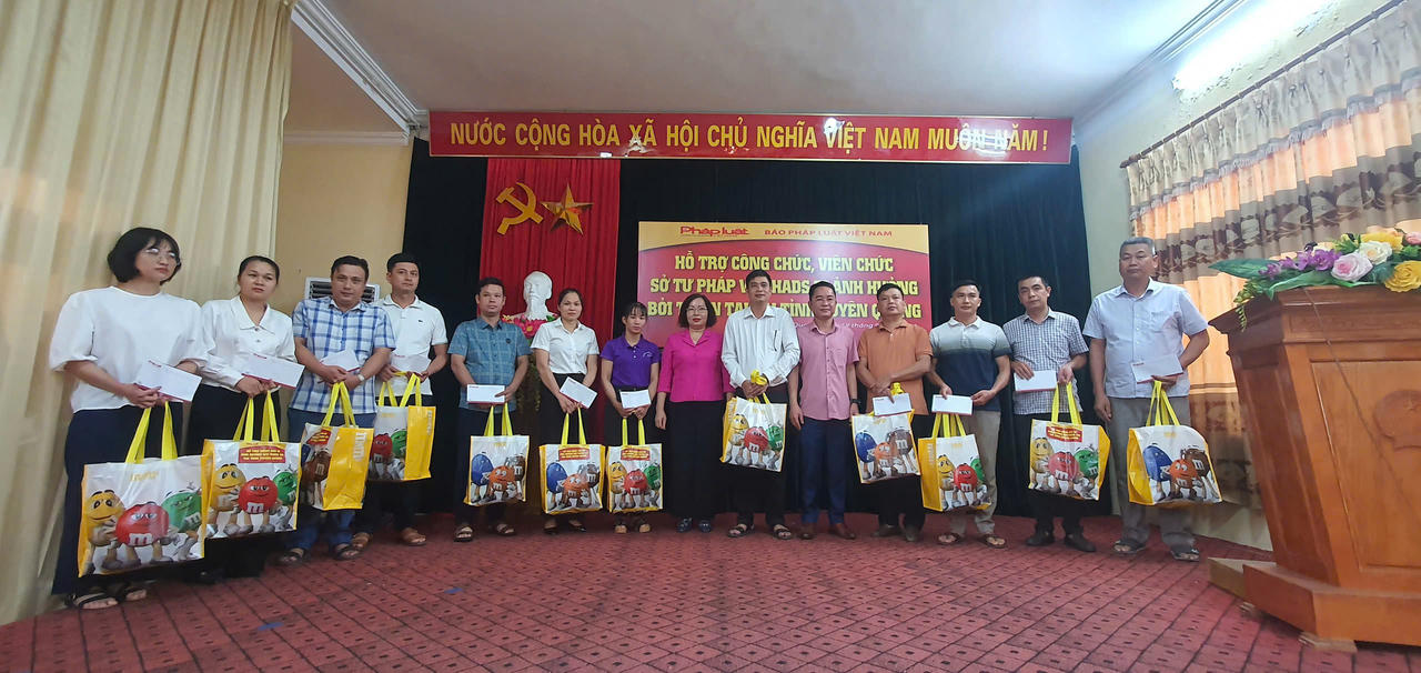 Thứ trưởng Bộ Tư pháp Nguyễn Thanh Tịnh thăm, động viên đồng bào tỉnh Tuyên Quang