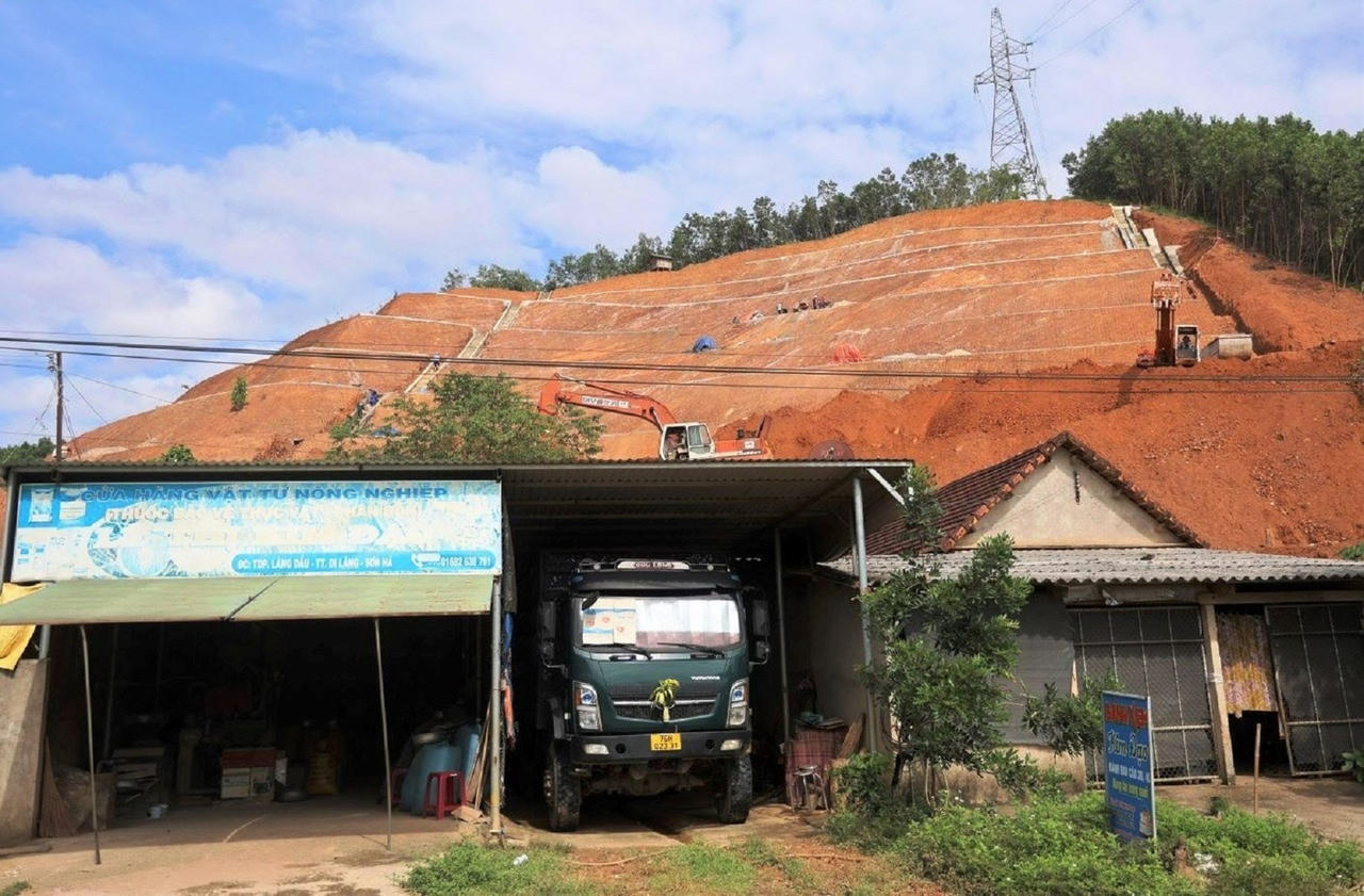 Dự án 'khoác áo bê tông' cho núi Van Cà Vãi (Quảng Ngãi): Nên di dời 5 hộ dân hay chi hàng chục tỷ đồng chống sạt lở?