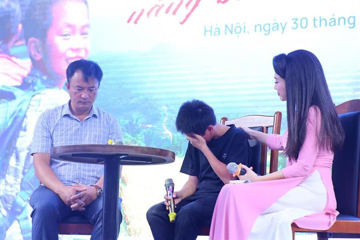 Học sinh Hà Nội rơi nước mắt vì câu chuyện bạn nhỏ mất cha nơi Làng Nủ