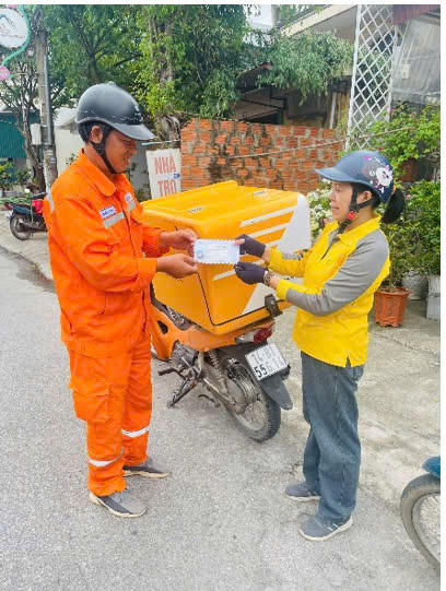 Bưu điện tỉnh Quảng Ninh hỗ trợ người dân nộp hồ sơ dịch vụ công trực tiếp và trực tuyến